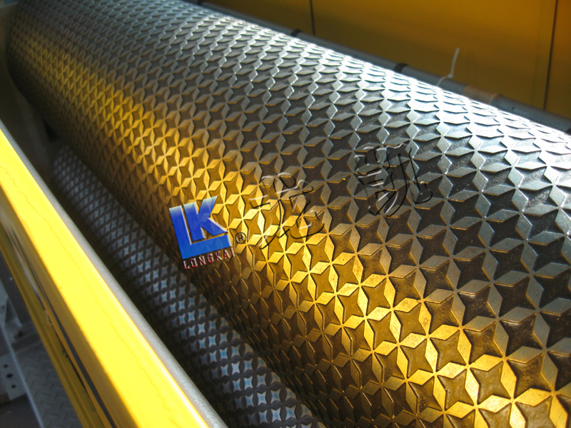 Quadrangular embossing roll